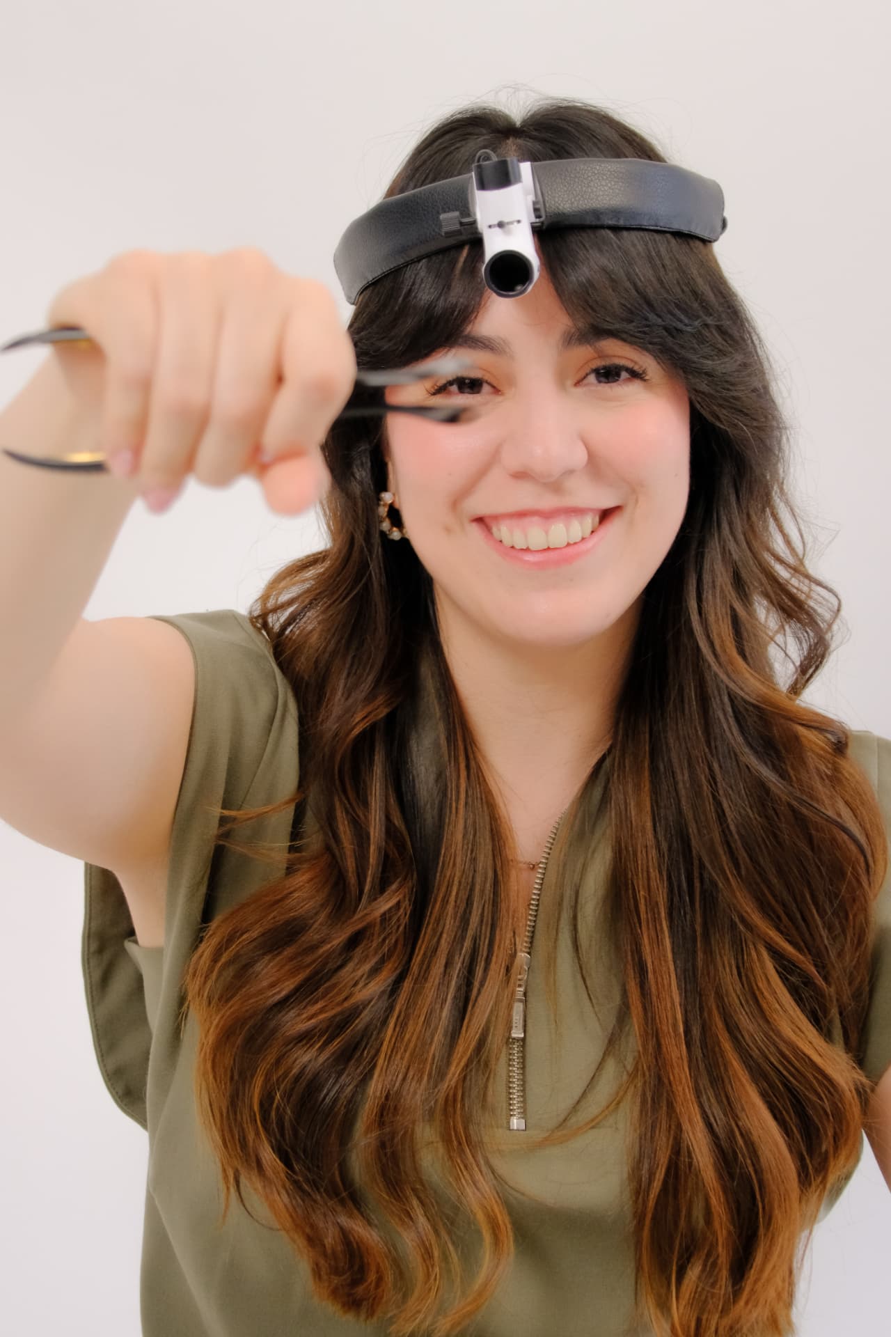Dra. Laura Reyes sonriendo con frontal de exploración