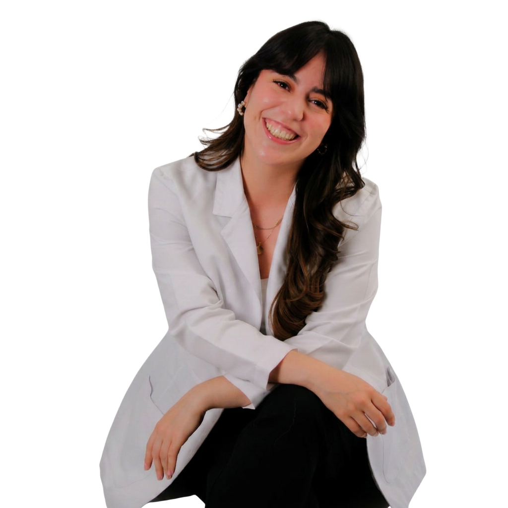 Dra. Laura Reyes sonriendo con bata blanca, sentada